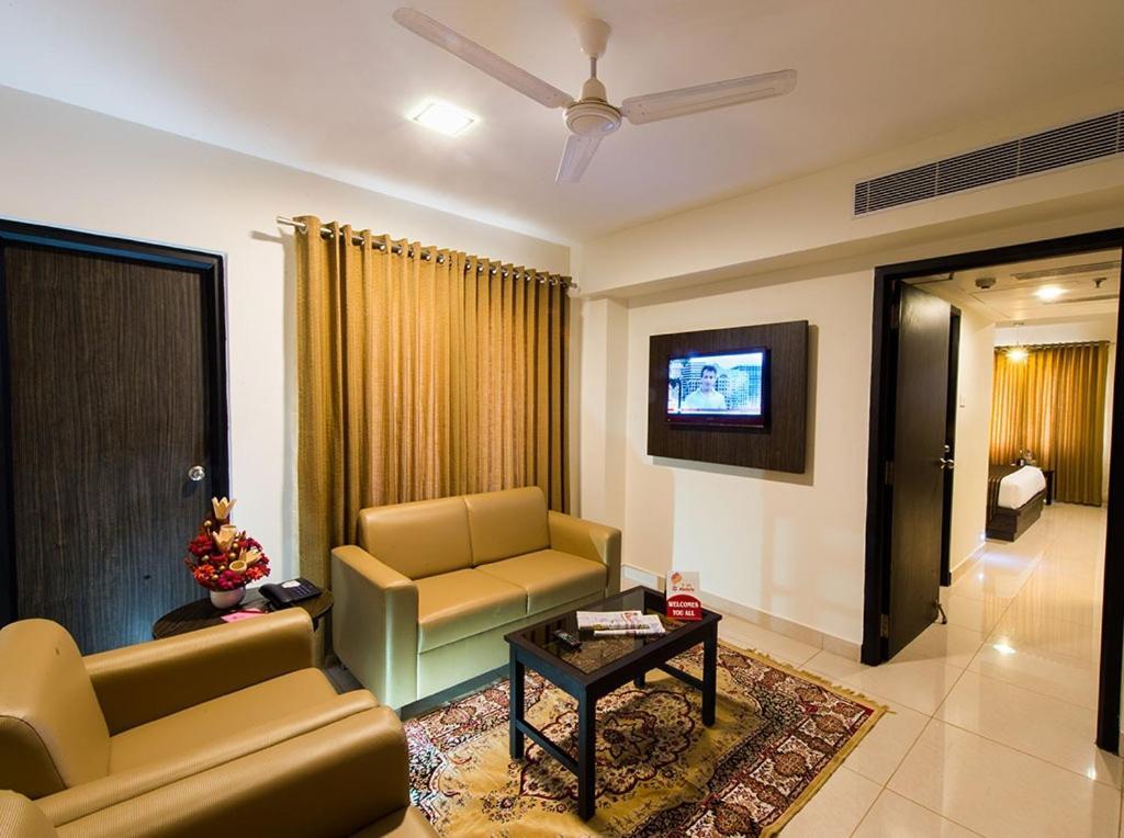 Plaza Hotel Trichy Tiruchirappalli Bagian luar foto